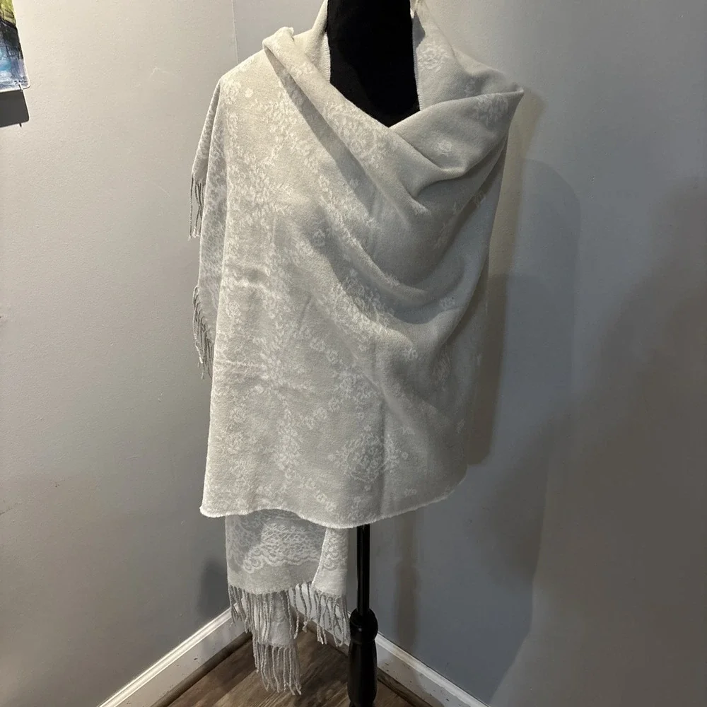 Lodispotto Light Grey‎ Wrap Scarf/Shawl Tasseled  Reversible 72